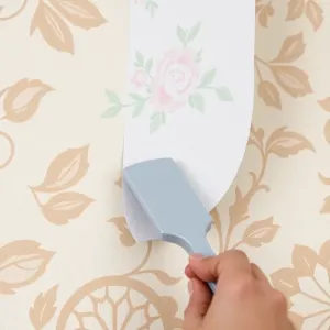 Czy tapetę samoprzylepną można przykleić na tapetę